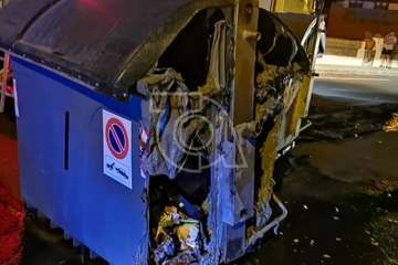 Arden varios contenedores en la carretera general del Valle de los Nueve/TA.